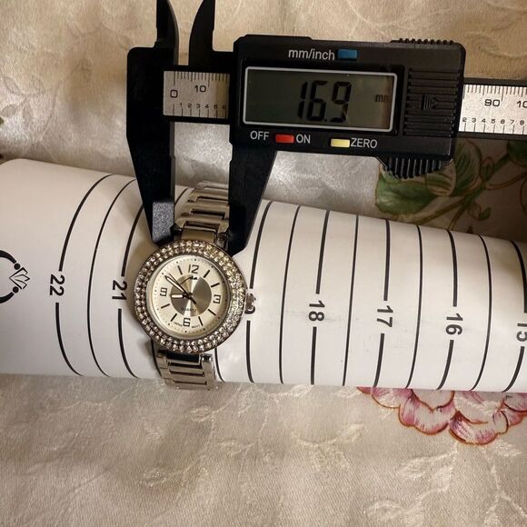 Stylish Silver Watch with Crystal Details main image 6